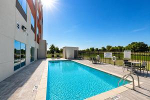 a swimming pool on the side of a building at Holiday Inn Express & Suites Lindale - Tyler by IHG in Lindale