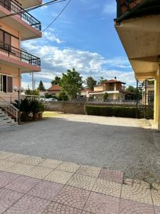 an empty parking lot in front of some houses at Hotel TSAPARAS in Alíartos