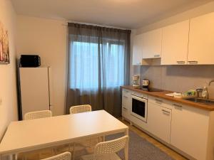 a kitchen with a table and chairs and a refrigerator at Ferienwohnung Weinrebe in Oppenheim