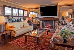 a living room with a couch and a fireplace at Cubo's Casa Liso in Coaña
