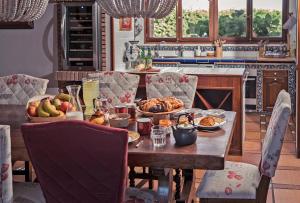 a table with plates of food on it in a kitchen at Cubo's Casa Liso in Coaña