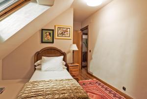 a bedroom with a bed and a mirror at Cubo's Casa Liso in Coaña +29 photos