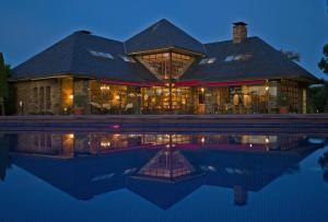 a large house with a pool in front of it at Cubo's Casa Liso in Coaña