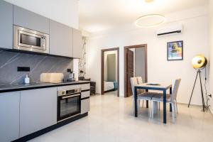 a kitchen and dining room with a table and chairs at Ambrosia Room & Apartment in Rossano