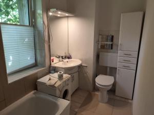 ein Badezimmer mit Waschbecken, Toilette und Badewanne in der Unterkunft imperial 2 in Leuenberg + 11 Fotos