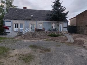 ein blaues Haus mit Garten und Auffahrt in der Unterkunft imperial 2 in Leuenberg