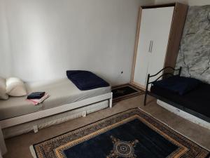 ein Schlafzimmer mit einem Bett, einem Spiegel und einem Teppich in der Unterkunft imperial 2 in Leuenberg
