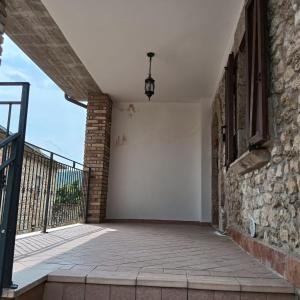 a room with a balcony with a brick wall at Villa Beregra in Lempa +2 photos