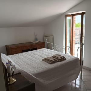 a bedroom with a bed with two towels on it at Villa Beregra in Lempa