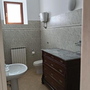 a bathroom with a sink and a toilet and a sink at Villa Beregra in Lempa
