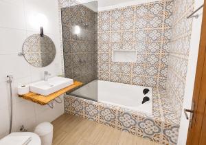 Et badeværelse på Villa Vintage Campos - Piscina e opções de suites com hidromassagem + 40 billeder