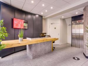 an office cubicle with a reception desk in an office at ibis Daumesnil Porte Doree in Paris