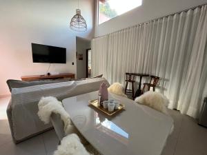 a living room with a bed and a table at Recanto Bougainville ST in Santa Teresa