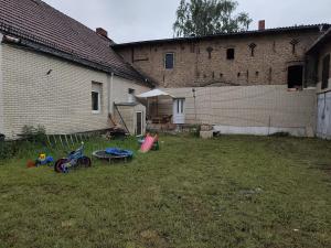 ein Hof mit einem Gebäude, einem Tisch und einem Fahrrad in der Unterkunft imperial 1 in Leuenberg
