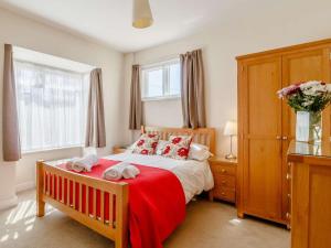 a bedroom with a bed with two towels on it at 3 Bed in Kings Lynn oc-43259 in Dersingham