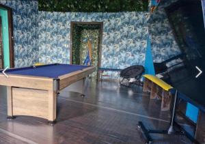 a room with a pool table and a chair at Hostel Museo Relic in Panama City