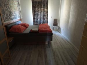 ein Schlafzimmer mit einem Bett mit roten Kissen in der Unterkunft imperial 1 in Leuenberg