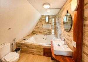 Et badeværelse på Villa Vintage Campos - Piscina e opções de suites com hidromassagem