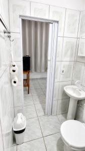 a bathroom with a shower and a toilet and a sink at Estádia aconchegante! in Vilhena