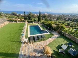 an aerial view of a yard with a swimming pool at Villa Mar in Teià