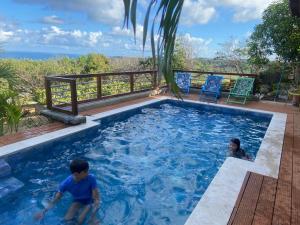 two children playing in a swimming pool at Casa de Campo con Vista al Mar in Tubará +4 photos