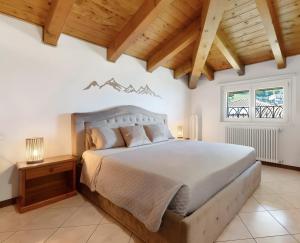 a bedroom with a large bed and a wooden ceiling at Mansarda Spadone in Musso
