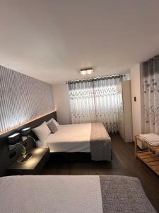 a hotel room with two beds and a table at Casa de Bris in Arequipa