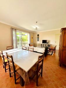 a living room with a table and a couch at Maison familiale champêtre 8 pers in Fontet +13 photos