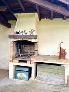 an outdoor fireplace with a sink and a stove at Maison familiale champêtre 8 pers in Fontet