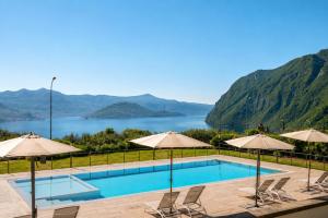 a swimming pool with a view of a lake at Casa Vacanze Costa del Sole in Riva di Solto