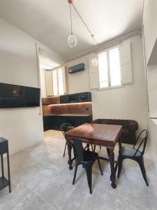 a kitchen and dining room with a table and chairs at Loft Pisacane 27 - Mare e Centro a Piedi in Senigallia