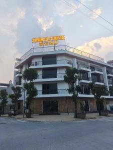 a building with a sign on top of it at Hotel Xanh Fly in Nhật Tựu