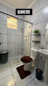 a bathroom with a shower and a toilet and a sink at Estadia rápida- Quarto 3 in Bayeux +4 photos