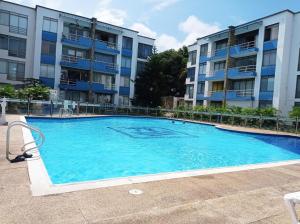 a large swimming pool in front of a building at APTO CENTRO DE MELGAR CON PISCINA EN CONJUNTo in Melgar