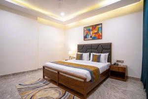 a bedroom with a large bed in a room at Hotel Nexus Cyber Hub Near Rapid Metro & Ambience Mall in Gurgaon +16 photos