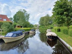 a group of boats docked in a canal at Oevr652 in Earnewâld
