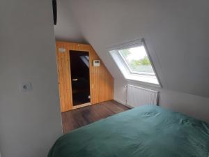a small bedroom with a bed and a window at Oevr652 in Earnewâld