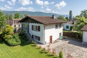 an aerial view of a house with a yard at Trois Lacs Suites in Erlach