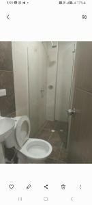 a bathroom with a toilet and a sink at Lindo apartamento Girón in Girón