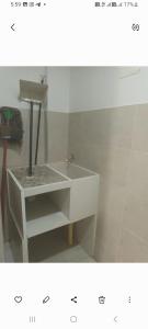 a bathroom with a white sink and a white counter at Lindo apartamento Girón in Girón