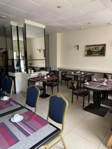 a dining room with tables and chairs in a restaurant at Hotel mit zwei doppelzimmer in Leipzig