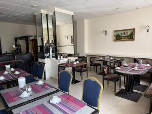 a dining room with tables and chairs in a restaurant at Hotel mit zwei doppelzimmer in Leipzig
