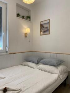 a bedroom with two beds in a room with a lamp at Arany Toboz Vendégház in Siófok
