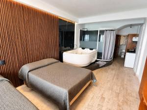 ein Schlafzimmer mit Bett und Badewanne in der Unterkunft Suites Sol y Luna in Cancún + 40 Fotos