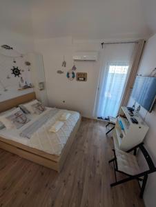 a bedroom with a bed and a desk in it at Balatonfenyvesparti kisház in Balatonfenyves
