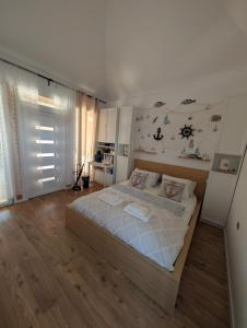 a bedroom with a large bed in a room at Balatonfenyvesparti kisház in Balatonfenyves