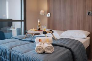 a hotel room with a bed with a tray on it at Studio Moderno A 2 mim do Metrô Sacomã Wi-Fi 600mb | SP Expo in São Paulo +103 photos