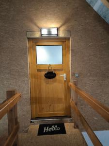 a wooden door with a basket on top of it at Ferienwohnung Weyer in Villmar