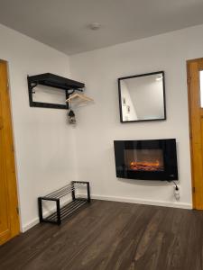 a living room with a fireplace and a mirror on the wall at Ferienwohnung Weyer in Villmar