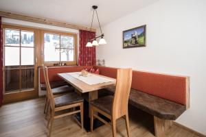 萊斯高山溪谷安格勒的住宿－Hochmuthhof，一间带桌椅的用餐室